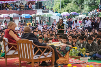 Далай-лама и архиепископ Туту встретились с учениками Тибетской детской деревни