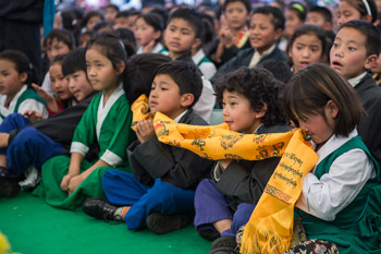 Далай-лама и архиепископ Туту встретились с учениками Тибетской детской деревни