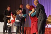 Организаторы благодарят Его Святейшество Далай-ламу по окончании лекции. Саппоро, Япония. 3 апреля 2015 г. Фото: Джереми Рассел (офис ЕСДЛ)