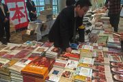 Перед началом публичной лекции люди могли купить книги Его Святейшества Далай-ламы на японском языке. Саппоро, Япония. 3 апреля 2015 г. Фото: Джереми Рассел (офис ЕСДЛ)