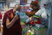 Его Святейшество Далай-лама рассматривает сувениры в магазинчике в аэропорту Саппоро. Саппоро, Япония. 3 апреля 2015 г. Фото: Джереми Рассел (офис ЕСДЛ)