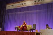 Его Святейшество Далай-лама читает лекцию о всеобщей ответственности. Саппоро, Япония. 3 апреля 2015 г. Фото: Джереми Рассел (офис ЕСДЛ)