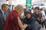 Его Святейшество Далай-лама общается с людьми в аэропорту Токио. Токио, Япония. 4 апреля 2015 г. Фото: Джереми Рассел (офис ЕСДЛ)