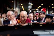 Его Святейшество Далай-лама уезжает из Японской ассоциации врачей. Токио, Япония. 4 апреля 2015 г. Фото: Тензин Джигме