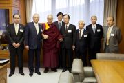 Его Святейшество Далай-лама и члены Японской ассоциации врачей перед началом встречи. Токио, Япония. 4 апреля 2015 г. Фото: Тензин Джигме