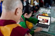 Его Святейшеству Далай-ламе показывают недавно открытый официальный сайт офиса Далай-ламы на японском языке. Токио, Япония. 5 апреля 2015 г. Фото: Тензин Джигме