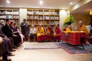 Его Святейшество Далай-лама во время посещения нового офиса своего представителя в Японии. Токио, Япония. 5 апреля 2015 г. Фото: Тензин Джигме
