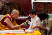 Его Святейшество Далай-лама общается с маленьким мальчиком во время посещения нового тибетского офиса в Токио. Токио, Япония. 5 апреля 2015 г. Фото: Тензин Джигме
