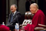 Модератор сессии вопросов и ответов японский журналист Акира Икегами смеется в ответ на комментарий Его Святейшества Далай-ламы во время его лекции в университете Аичи Гакуен. Нагоя, Япония. 7 апреля 2015 г. Фото: Тензин Джигме
