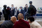 Его Святейшество Далай-лама на вокзале в Токио ожидает поезд в Нагою. Токио, Япония. 7 апреля 2015 г. Фото: Тензин Джигме