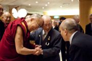 Его Святейшество Далай-лама приветствует своего старого друга, 92-летнего Абе Роши. Гифу, Япония. 7 апреля 2015 г. Фото: Тензин Джигме