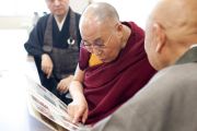 В университете Аичи Гакуен Его Святейшество Далай-лама беседует со старым другом и рассматривает фотографии своего первого визита в Японию, который состоялся в 1967 году. Нагоя, Япония. 7 апреля 2015 г. Фото: Тензин Джигме
