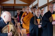 Его Святейшество Далай-ламу провожают на обед в храме Соудзи. Токио, Япония. 11 апреля 2015 г. Фото: Тензин Джигме