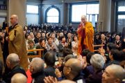 Его Святейшество Далай-лама приветствует слушателей перед началом лекции в храме Соудзи. Токио, Япония. 11 апреля 2015 г. Фото: Тензин Джигме