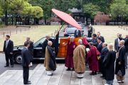Его Святейшество Далай-ламу встречают в храме Соудзи. Токио, Япония. 11 апреля 2015 г. Фото: Тензин Джигме
