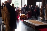 Его Святейшество Далай-лама совершает простирания перед статуей Будды в храме Соудзи. Токио, Япония. 11 апреля 2015 г. Фото: Тензин Джигме
