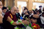 Его Святейшество Далай-ламу тепло встречают в гостинице в Токио, Япония. 11 апреля 2015 г. Фото: Тензин Джигме