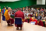 Его Святейшество Далай-лама встречается с группой буддистов из Монголии во время перерыва на обед в первый день учений в университете Шова. Токио, Япония. 12 апреля 2015 г. Фото: Тензин Джигме