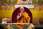 Его Святейшество Далай-лама читает молитвы в завершение первого дня учений в университете Шова. Токио, Япония. 12 апреля 2015 г. Фото: Тензин Джигме