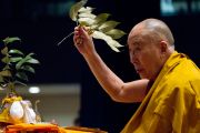 Его Святейшество Далай-лама проводит подготовительные ритуалы перед посвящением Авалокитешвары в университете Шова Джоси. Токио, Япония. 13 апреля 2015 г. Фото: Тензин Джигме