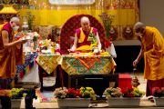Его Святейшество Далай-лама дарует посвящение Авалокитешвары в университете Шова Джоси. Токио, Япония. 13 апреля 2015 г. Фото: Тензин Джигме