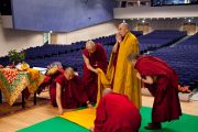 Его Святейшество Далай-лама прибыл в зал университета Шова Джоси рано утром, чтобы провести подготовительные ритуалы перед посвящением Авалокитешвары. Токио, Япония. 13 апреля 2015 г. Фото: Тензин Джигме