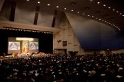 Вид на сцену мемориального зала в университете Шова Джоси во второй день учений Его Святейшества Далай-ламы. Токио, Япония. 13 апреля 2015 г. Фото: Тензин Джигме