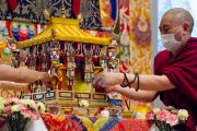 Монахи делают приготовления к посвящению Авалокитешвары во второй день учений Его Святейшества Далай-ламы в университете Шова Джоси. Токио, Япония. 13 апреля 2015 г. Фото: Тензин Джигме