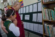 Его Святейшество Далай-лама читает сочинения о радости учеников Тибетской детской деревни. Дхарамсала, Индия. 23 апреля 2015 г. Фото: Тензин Чойджор (офис ЕСДЛ)