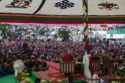 Ученики Тибетской детской деревни и местные жители на встрече с Его Святейшеством Далай-ламой и архиепископом Туту. Дхарамсала, Индия. 23 апреля 2015 г. Фото: Тензин Чойджор (офис ЕСДЛ)
