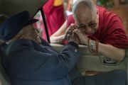 Его Святейшество Далай-лама прощается с архиепископом Туту по окончании его визита в Дхарамсалу. Дхарамсала, Индия. 22 апреля 2015 г. Фото: Тензин Чойджор (офис ЕСДЛ)