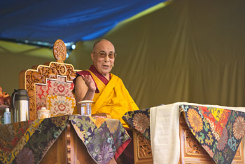 Далай-лама провел первую из двух вводных бесед о буддизме в «Тибетской детской деревне» 