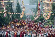 Его Святейшество Далай-ламу встречают в тантрическом монастыре-университете Гьюто. Сидбхари, Химачал-Прадеш, Индия. 10 мая 2015 г. Фото: Тензин Чойджор (офис ЕСДЛ)