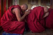 Монахи во время подготовки к посвящению Гухьясамаджи, дарованному Его Святейшеством Далай-ламой в тантрическом монастыре-университете Гьюто. Сидбхари, Химачал-Прадеш, Индия. 11 мая 2015 г. Фото: Тензин Чойджор (офис ЕСДЛ)