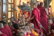 Молодые монахи раздают собравшимся стебли травы куша во время подготовки к посвящению Гухьясамаджи, дарованному Его Святейшеством Далай-ламой в тантрическом монастыре-университете Гьюто. Сидбхари, Химачал-Прадеш, Индия. 11 мая 2015 г. Фото: Тензин Чойджор (офис ЕСДЛ)