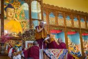Его Святейшество Далай-лама приветствует собравшихся в начале четырехдневных учений в тантрическом монастыре-университете Гьюто. Сидбхари, Химачал-Прадеш, Индия. 10 мая 2015 г. Фото: Тензин Чойджор (офис ЕСДЛ)