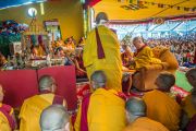 Его Святейшество Далай-лама проводит подготовительные ритуалы перед посвящением Авалокитешвары в заключительный день учений в "Тибетской детской деревне". Верхняя Дхарамсала, Индия. 29 мая 2015 г. Фото: Тензин Чойджор (офис ЕСДЛ)