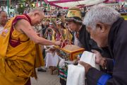 Его Святейшество Далай-ламу встречают традиционным тибетским приветствием в "Тибетской детской деревне". Верхняя Дхарамсала, Индия. 29 мая 2015 г. Фото: Тензин Чойджор (офис ЕСДЛ)