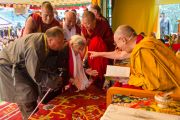 Его Святейшество Далай-лама приветствует одну из первых воспитательниц "Тибетской детской деревни". Верхняя Дхарамсала, Индия. 29 мая 2015 г. Фото: Тензин Чойджор (офис ЕСДЛ)