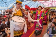 Артисты, исполняющие тибетские народные песни и танцы, сопровождают Его Святейшество Далай-ламу к сцене в заключительный день его учений в "Тибетской детской деревне". Верхняя Дхарамсала, Индия. 29 мая 2015 г. Фото: Тензин Чойджор (офис ЕСДЛ)