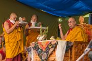 Его Святейшество Далай-лама дарует посвящение Авалокитешвары в "Тибетской детской деревне". Верхняя Дхарамсала, Индия. 29 мая 2015 г. Фото: Тензин Чойджор (офис ЕСДЛ)