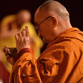 Первый день учений Далай-ламы в австралийском городке Леура