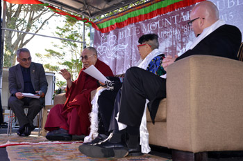 Далай-лама продолжил учения в Леуре и прочел публичную лекцию в Голубых горах