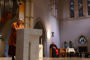 В Брисбене Далай-лама даровал учения и принял участие в межконфессиональном молебне в кафедральном соборе св. Стефана