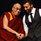 Далай-лама завершил учения по «Драгоценной гирлянде» и прочел публичную лекцию