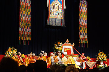 Далай-лама завершил учения по «Драгоценной гирлянде» и прочел публичную лекцию