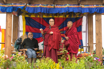 Далай-лама посетил Гластонберийский фестиваль
