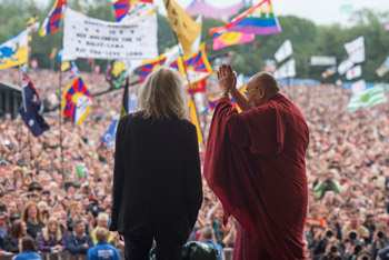 Далай-лама посетил Гластонберийский фестиваль