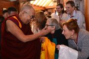 Его Святейшество Далай-лама здоровается со своими поклонниками в Леуре в штате Новый Южный Уэльс. Австралия. Фото: Джереми Рассел (офис ЕСДЛ)