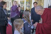 Его Святейшество Далай-лама общается со своими почитателями после встречи с китайцами. Катумба, штат Новый Южный Уэльс, Австралия. 7 июня 2015 г. Фото: Джереми Рассел (офис ЕСДЛ)